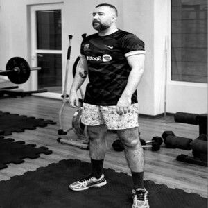 دانلود آهنگ سهراب ام جی و مسعود روح نیکان به نام قهرمان